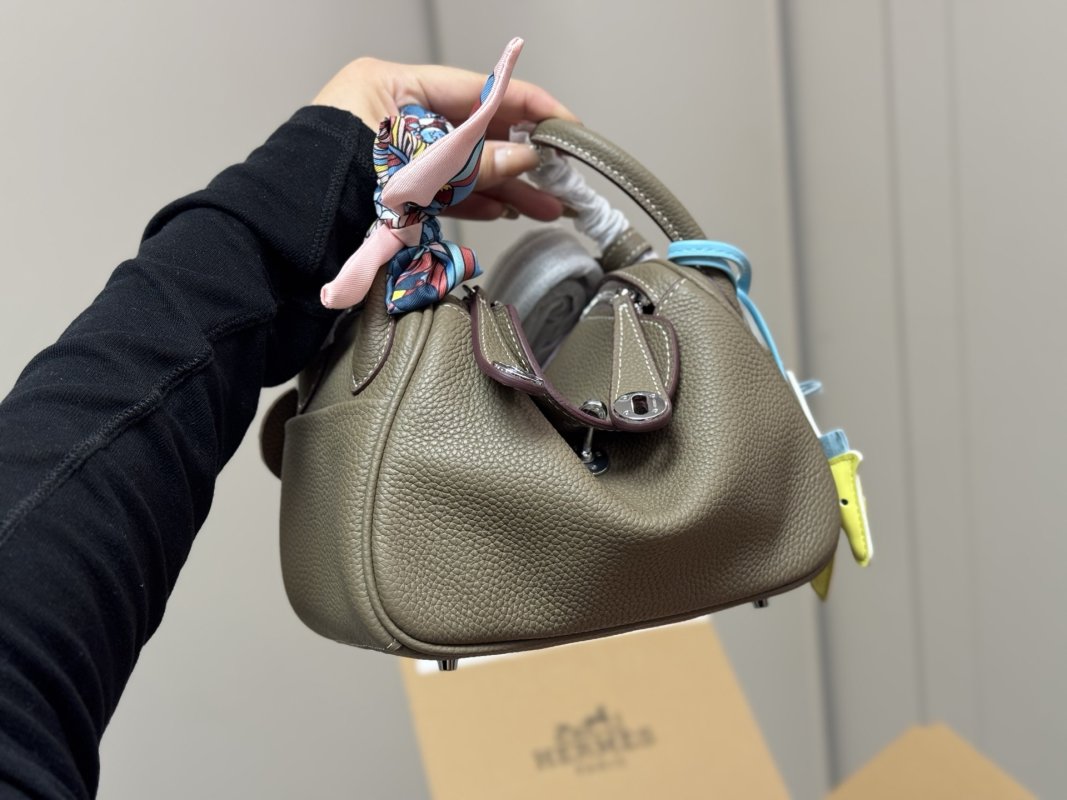 Hermès Lindy 19cm Sage Green Leather Handbag view