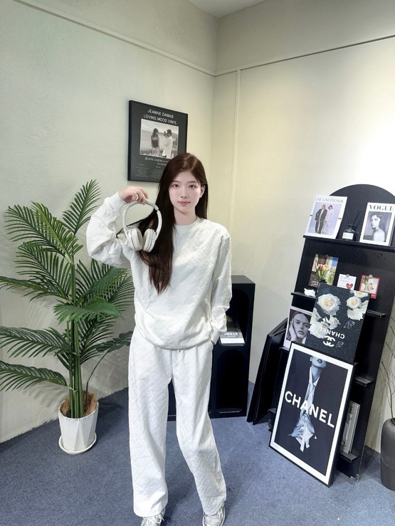 White High-Waist Straight Leg Jeans