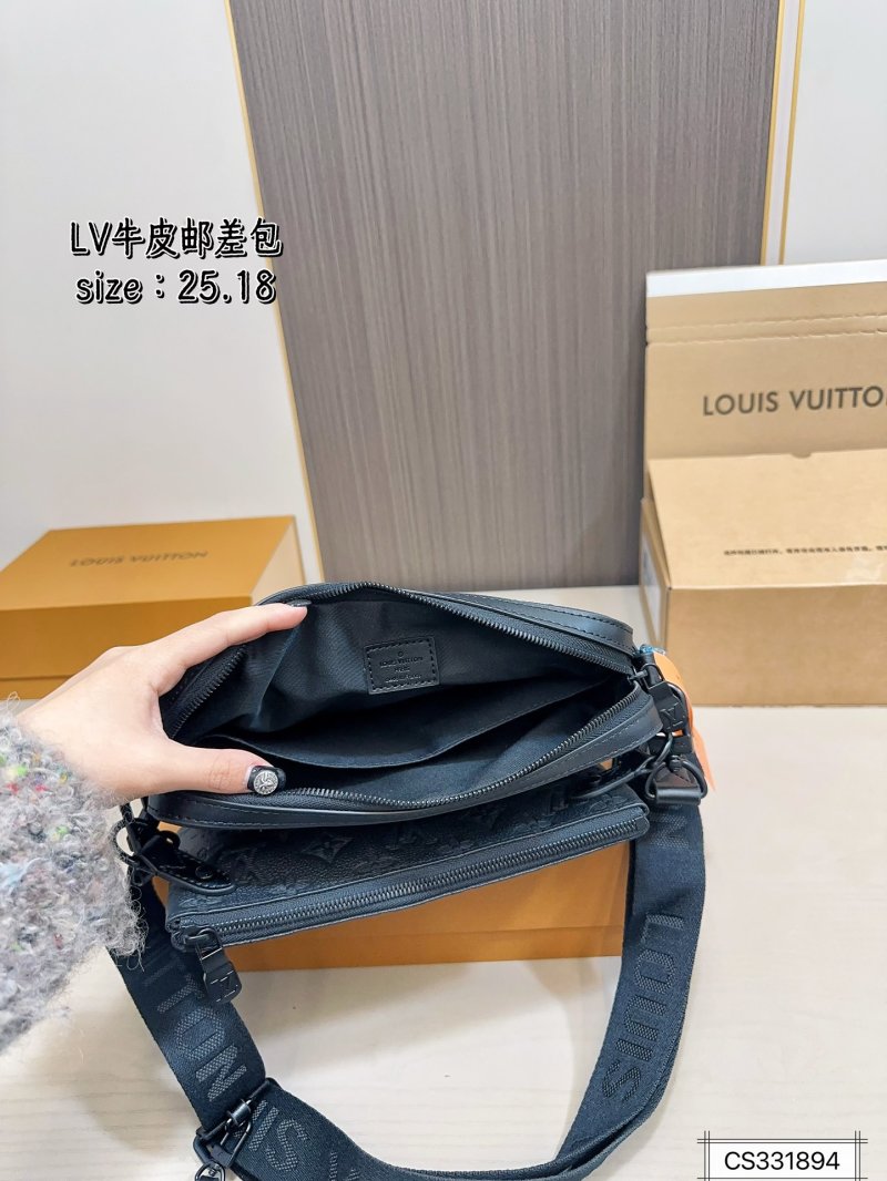 Louis Vuitton Men's Three-in-One Modular Messenger Bag Black view