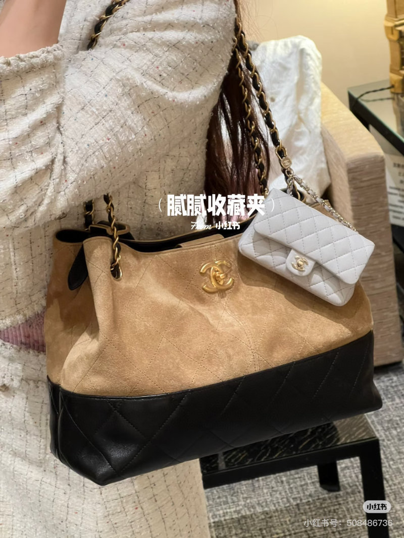 Chanel 25A Suede Hobo Bag Grey/Brown view