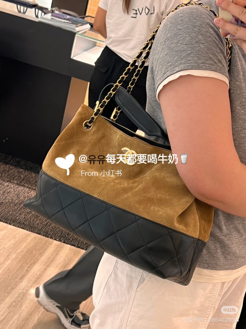 Chanel 25A Suede Hobo Bag Grey/Brown view