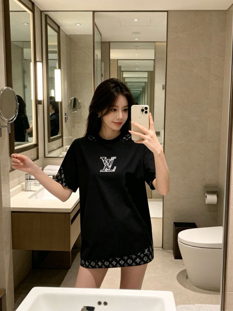 Louis Vuitton LV Embroidered Black T-Shirt view