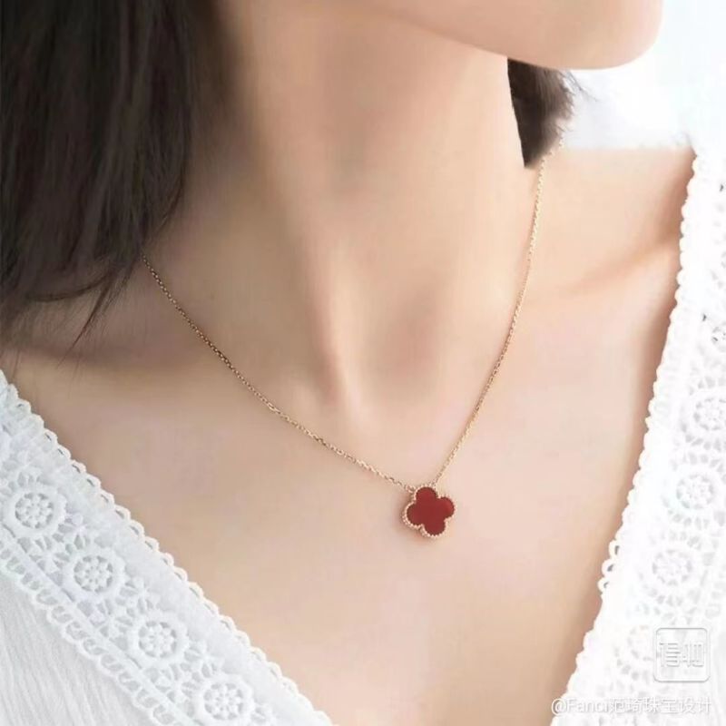 Van Cleef & Arpels Four-Leaf Clover Pendant Necklace - Red