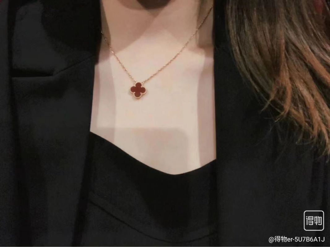 Van Cleef & Arpels Four-Leaf Clover Pendant Necklace - Red view