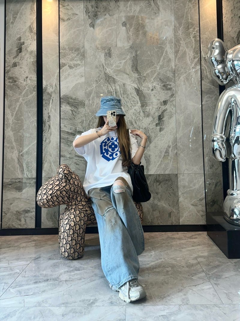 Louis Vuitton LV Monogram Print White T-Shirt view