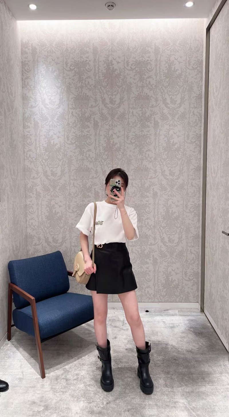 White Crew Neck Short Sleeve T-Shirt with Decorative Chest Graphic