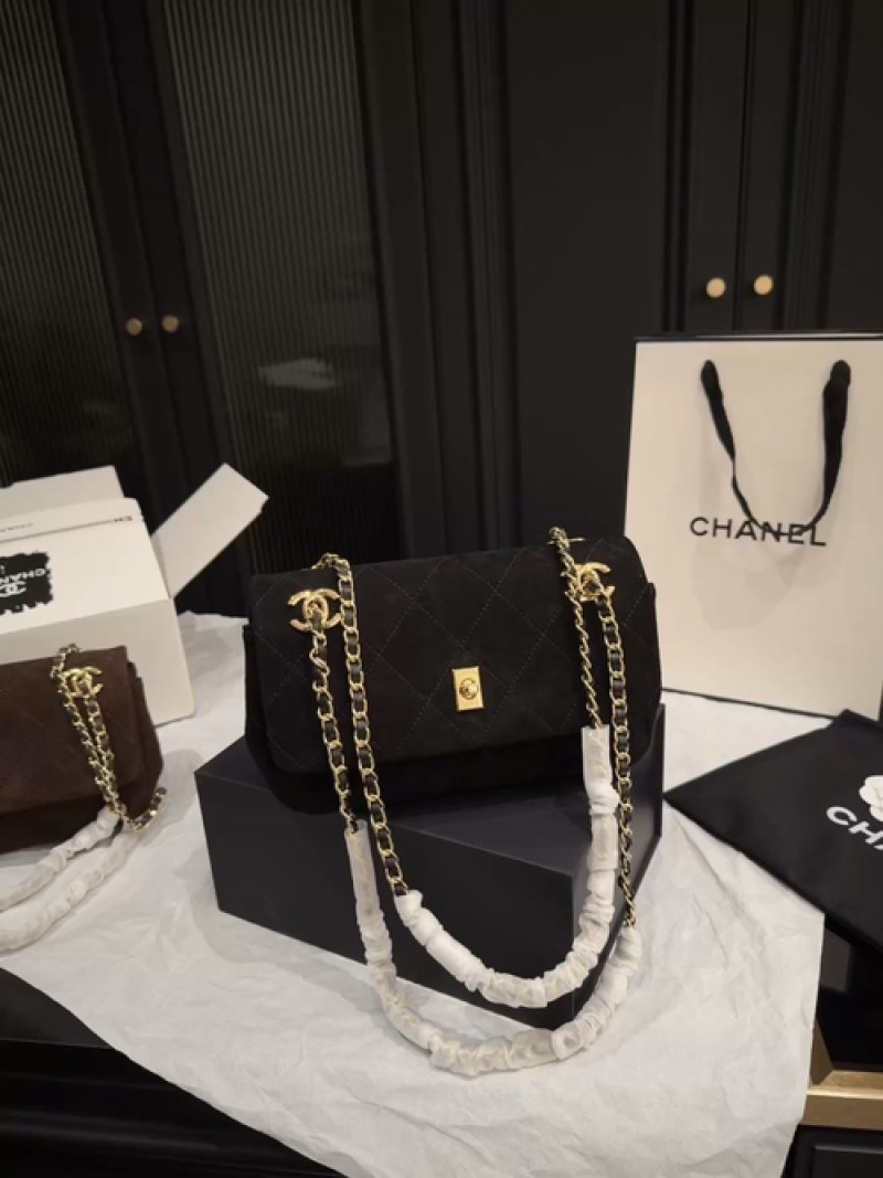 Chanel Black Quilted Chain Shoulder Bag Gold Hardware