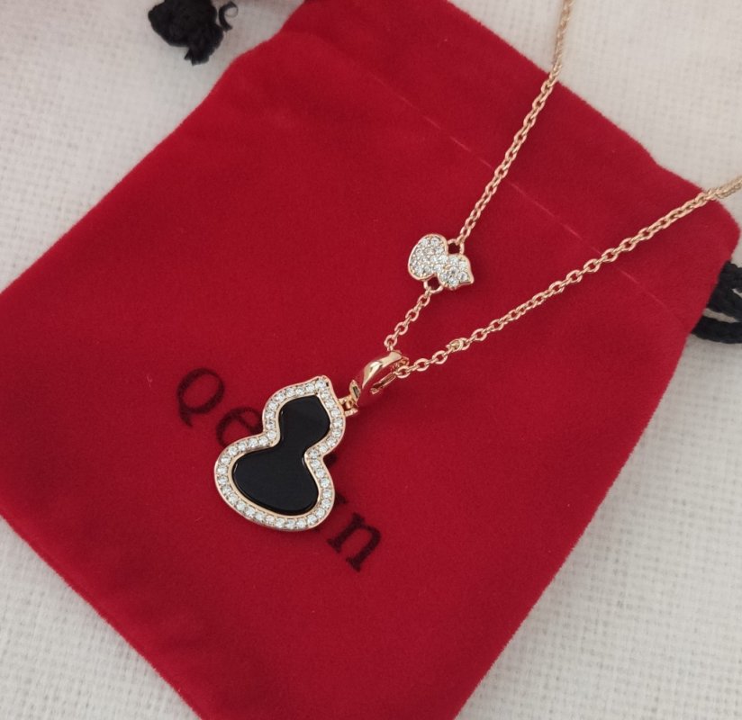 Qeelin Wulu Black Gourd Pendant Necklace Gold view