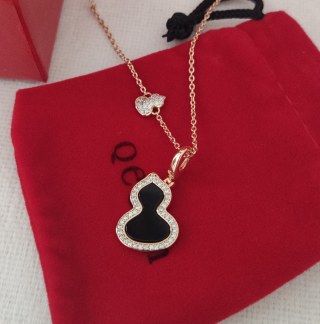 Qeelin Wulu Black Gourd Pendant Necklace Gold view 8