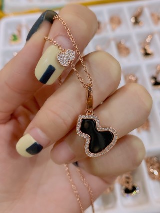 Qeelin Wulu Black Gourd Pendant Necklace Gold view 9