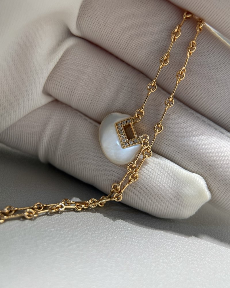 Yuyi Dual-Layer Mother-of-Pearl Charm Bracelet Gold view