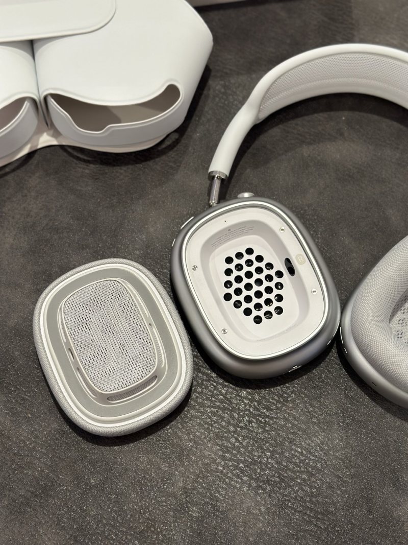 Apple AirPods Pro Max Silver 1:1 Replica Headphones view
