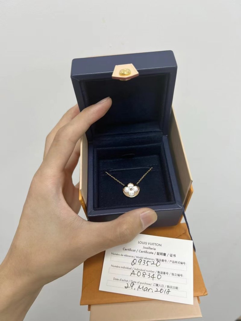 Louis Vuitton Round Mother-of-Pearl Flower Pendant Necklace Rose Gold view