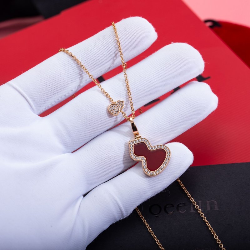 Qeelin Red Agate Gourd Pendant Necklace Gold
