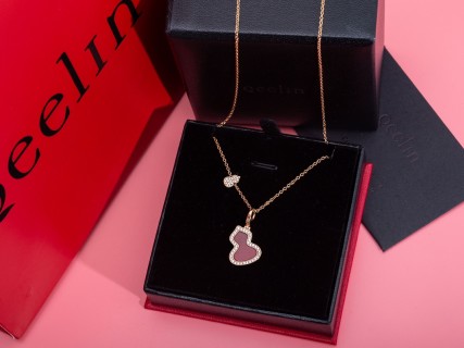 Qeelin Red Agate Gourd Pendant Necklace Gold view 3