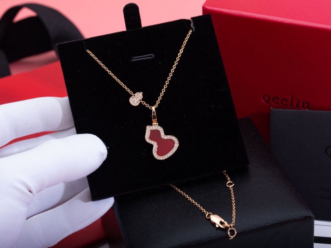Qeelin Red Agate Gourd Pendant Necklace Gold view