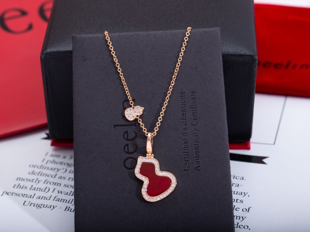 Qeelin Red Agate Gourd Pendant Necklace Gold view