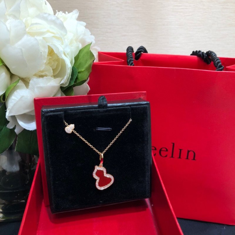 Qeelin Red Agate Gourd Pendant Necklace Gold view