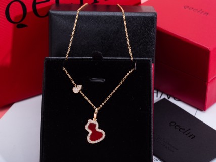 Qeelin Red Agate Gourd Pendant Necklace Gold view 7