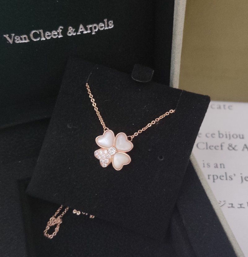 Van Cleef & Arpels Four-Leaf Clover Diamond Pendant Necklace Rose Gold