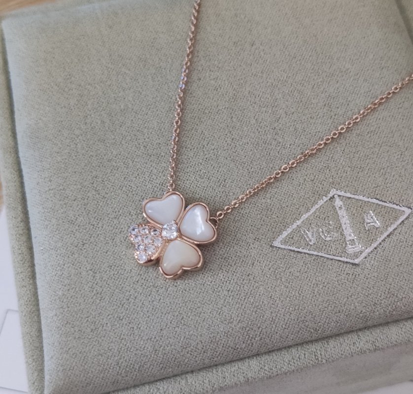 Van Cleef & Arpels Four-Leaf Clover Diamond Pendant Necklace Rose Gold view