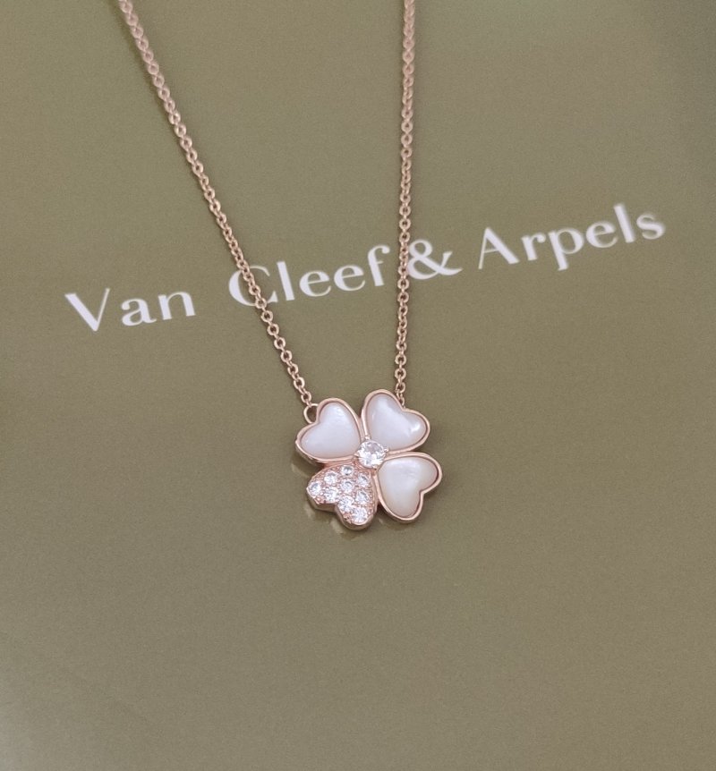 Van Cleef & Arpels Four-Leaf Clover Diamond Pendant Necklace Rose Gold view