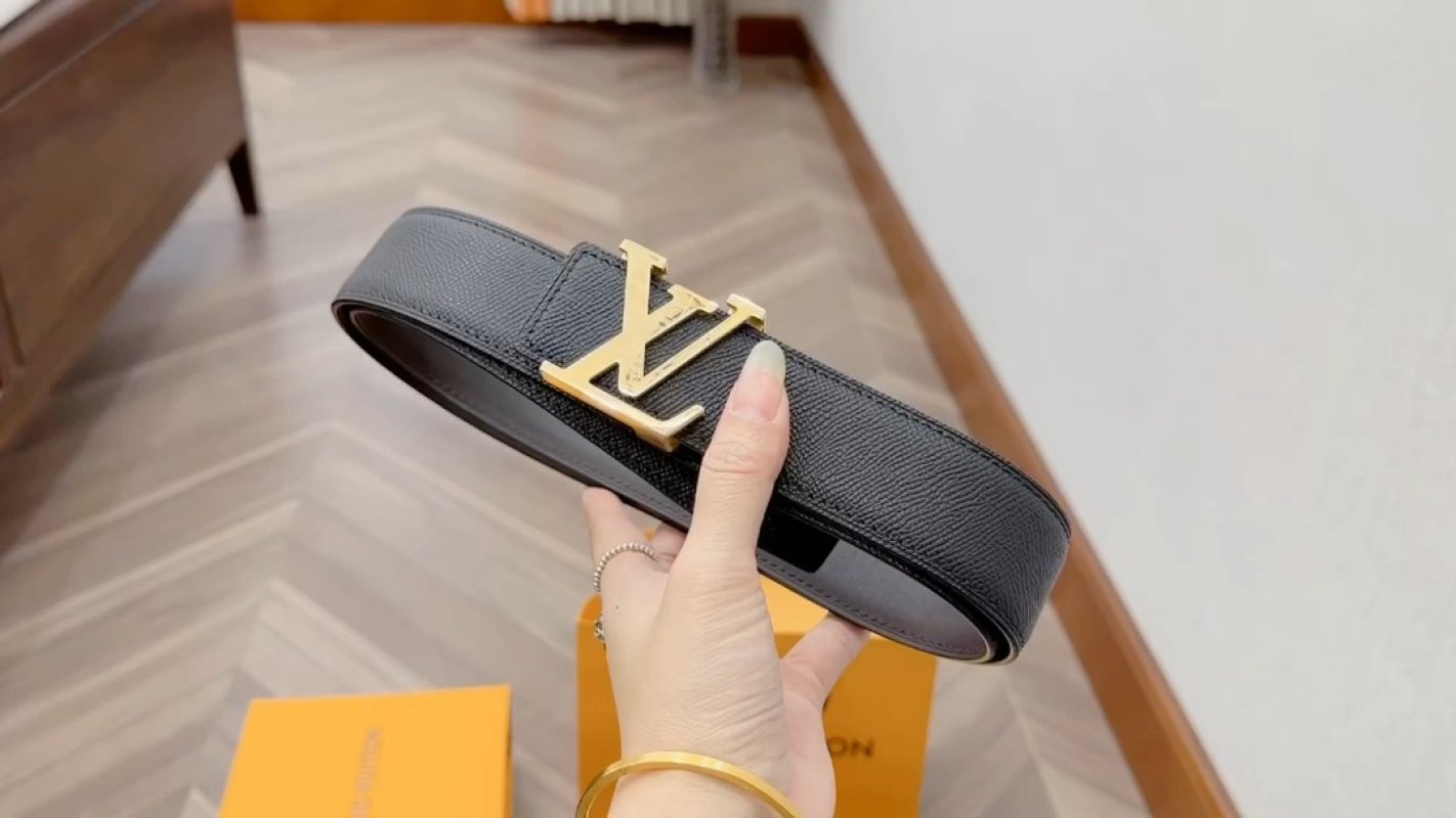 Louis Vuitton LV Signature Black Leather Belt Gold Buckle