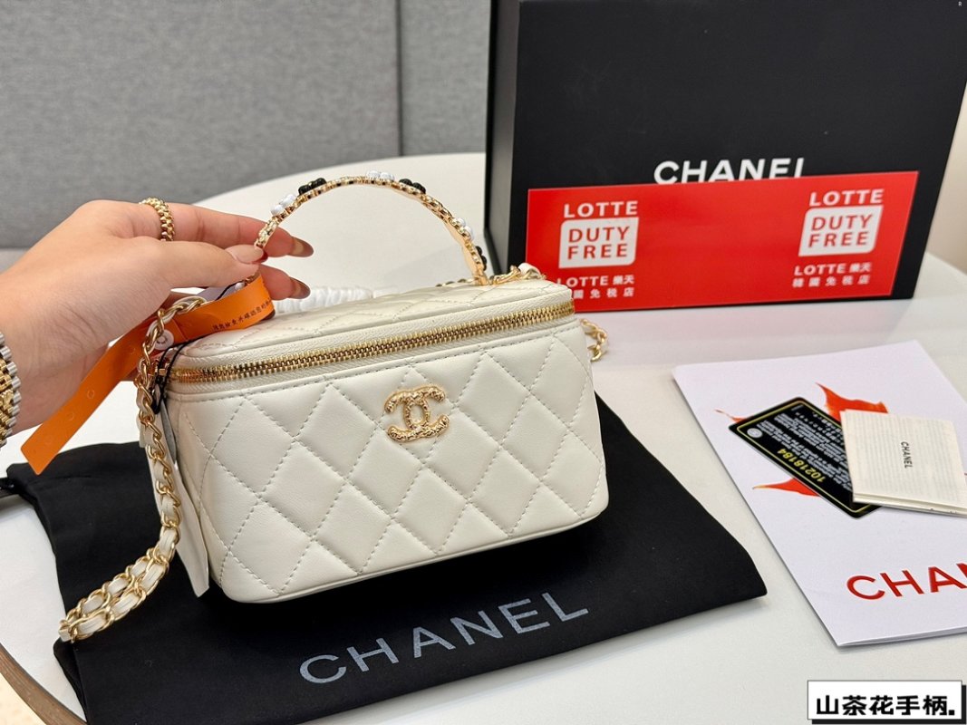 Chanel Quilted Camellia Box Bag Pink view