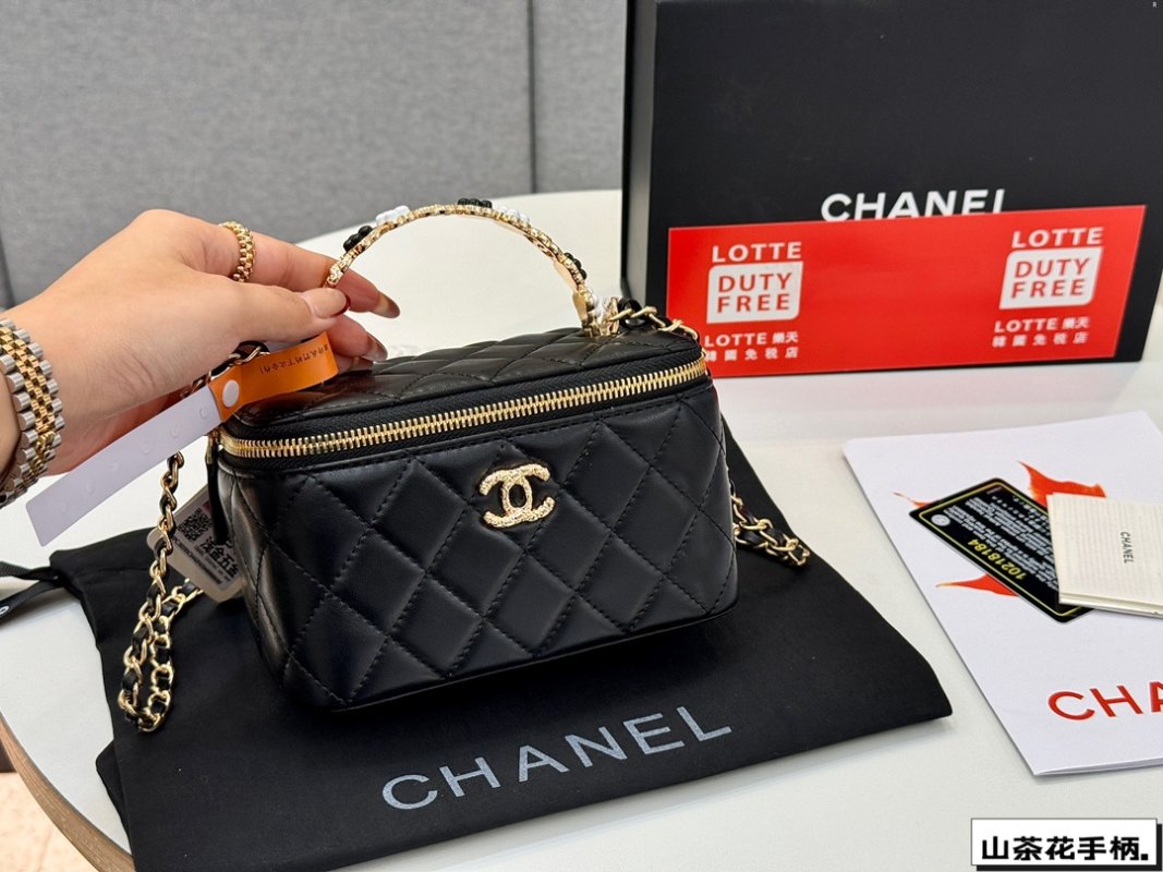 Chanel Quilted Camellia Box Bag Pink view