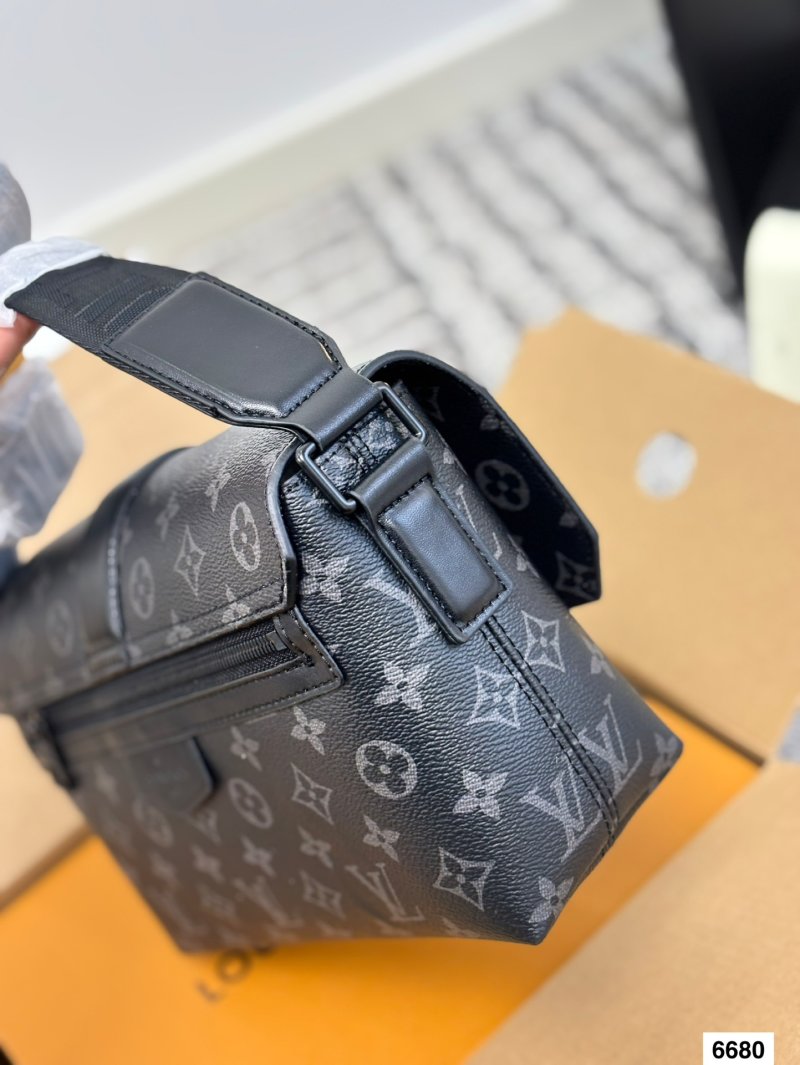 Louis Vuitton Monogram S-Cape Messenger Bag Black view