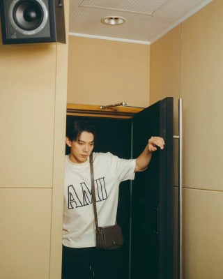 Amiri White Outline Logo T-Shirt view 5
