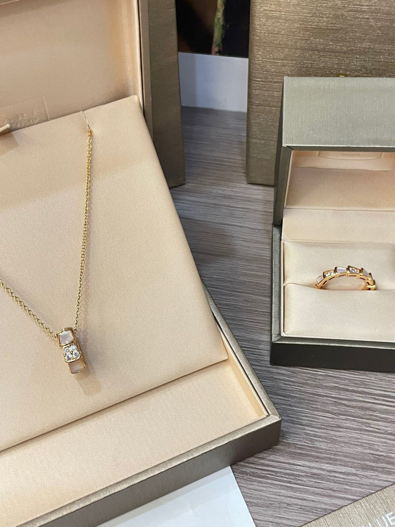 Bvlgari Divas' Dream Snake Bone Gold Necklace with Diamonds view