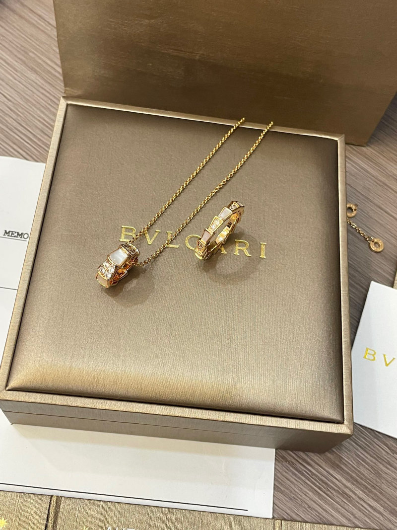 Bvlgari Divas' Dream Snake Bone Gold Necklace with Diamonds view