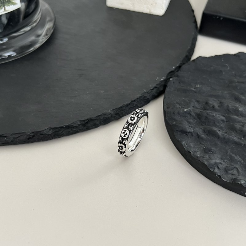 Gucci GG Interlocking Flower Vintage Silver Ring view