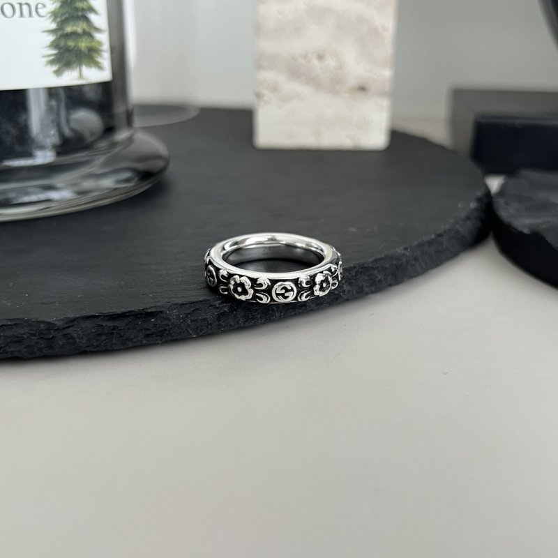 Gucci GG Interlocking Flower Vintage Silver Ring view