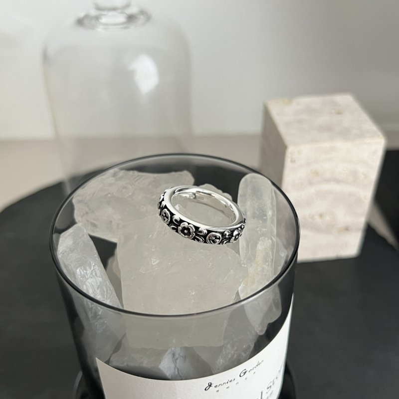 Gucci GG Interlocking Flower Vintage Silver Ring view