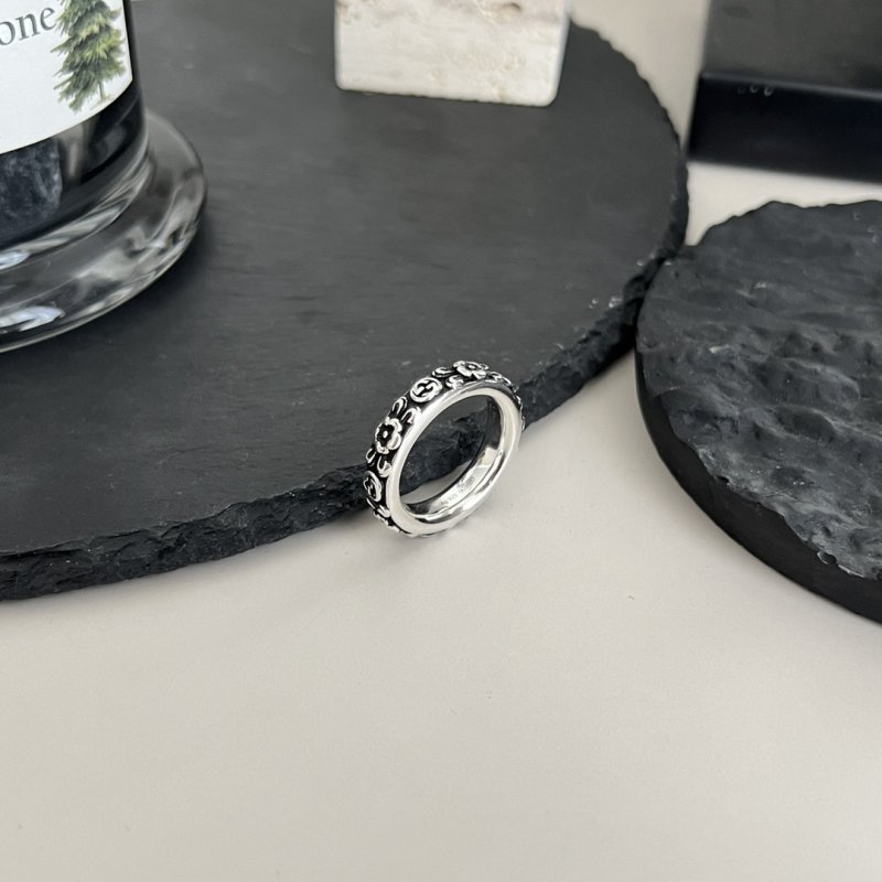 Gucci GG Interlocking Flower Vintage Silver Ring view