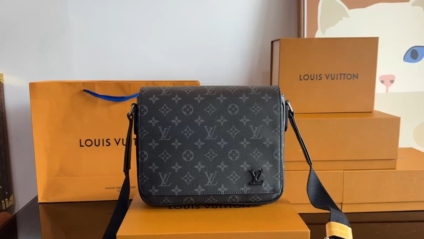 Louis Vuitton Monogram Canvas Messenger Bag Black