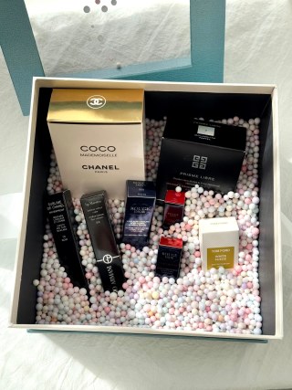 Luxury Beauty & Fragrance Gift Set - 9 Pieces view 2