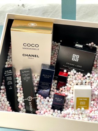 Luxury Beauty & Fragrance Gift Set - 9 Pieces view 3