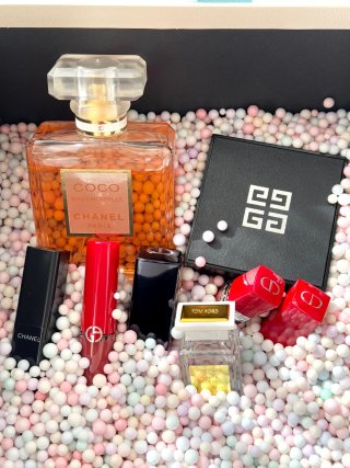 Luxury Beauty & Fragrance Gift Set - 9 Pieces view 4
