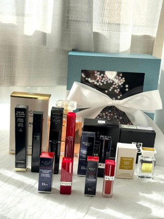 Luxury Beauty & Fragrance Gift Set - 9 Pieces view 8