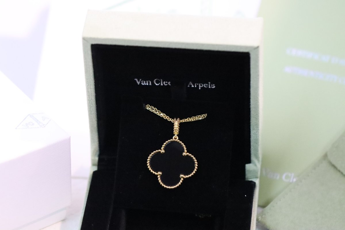 Van Cleef & Arpels Four Leaf Clover Gold Black Onyx Pendant Necklace
