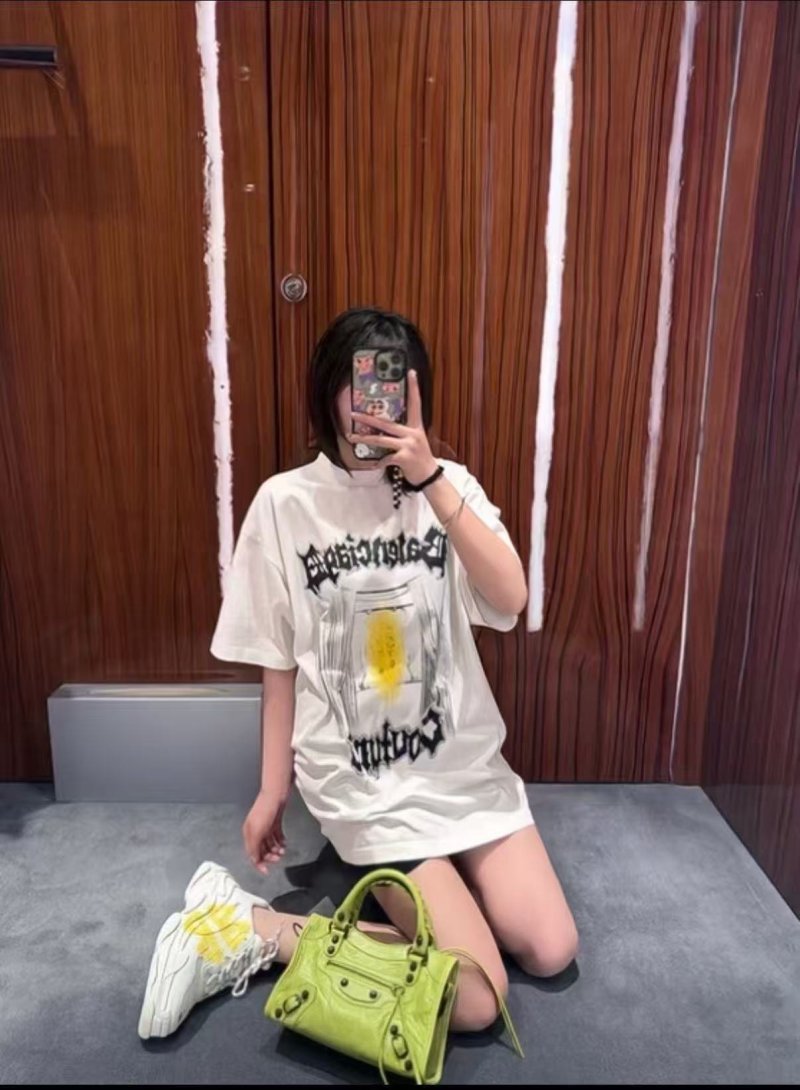 Oversized Graphic Print White T-Shirt with Yellow Abstract Design