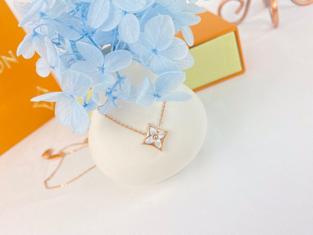 Louis Vuitton Diamond Flower Mother-of-Pearl Rose Gold Necklace view