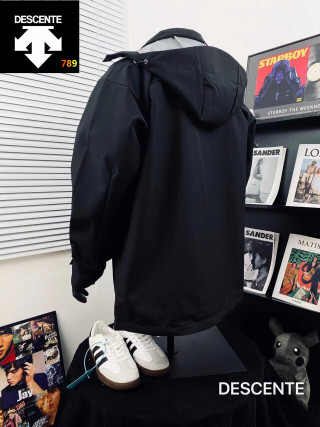 Descente Heavy-Duty Hooded Windbreaker Jacket Black view 2