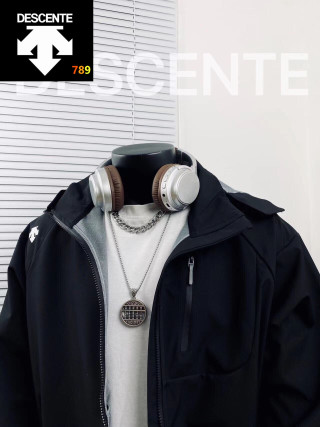 Descente Heavy-Duty Hooded Windbreaker Jacket Black view 3