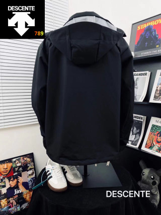 Descente Heavy-Duty Hooded Windbreaker Jacket Black view 5