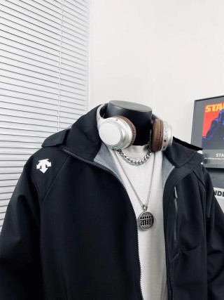 Descente Heavy-Duty Hooded Windbreaker Jacket Black view 8