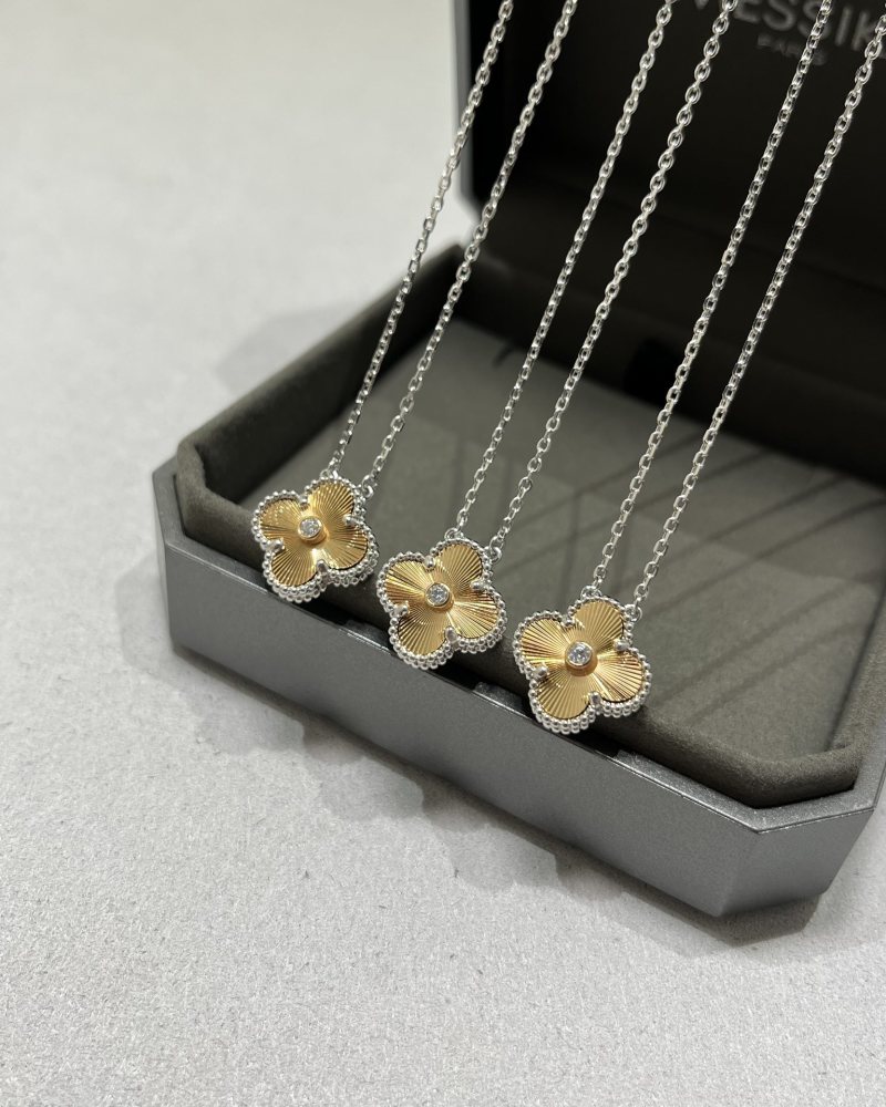 Van Cleef & Arpels 2024 Clover Diamond Gold Necklace view